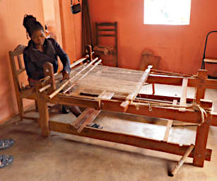 Ambalavao Setting Up Loom PB041075