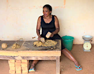 Ambalavao Paper Pounding Fine Bark