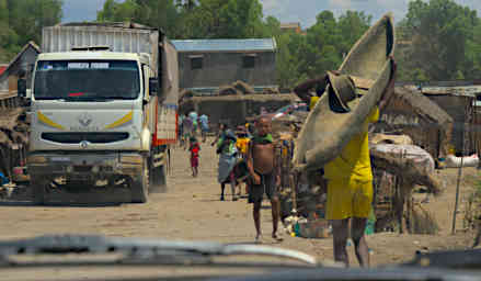 Beza-Mahafaly Canoe To Market