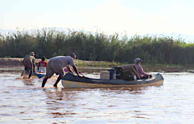 Manambolo R Pushing Canoes