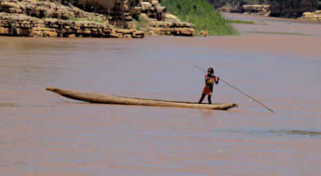 Manambolo R Man Poling Upstream