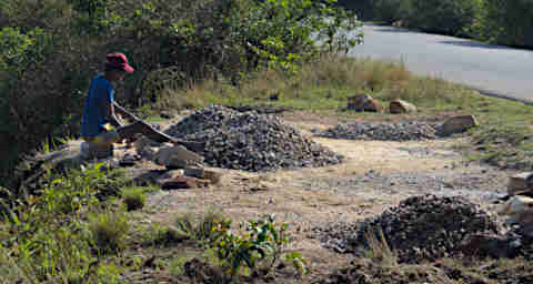 Ranomafana Gravel Vendor